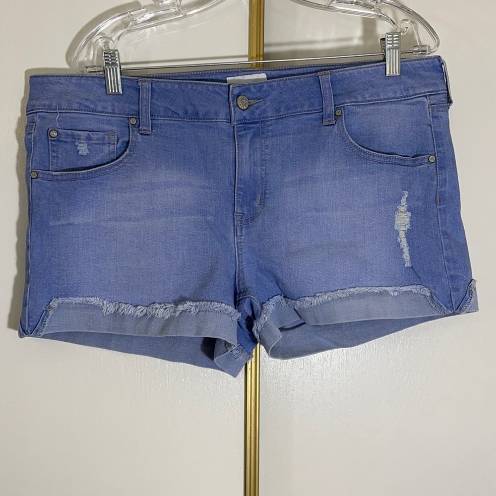 Celebrity pink size 13 stretch denim shorts Never worn/flawless cond
